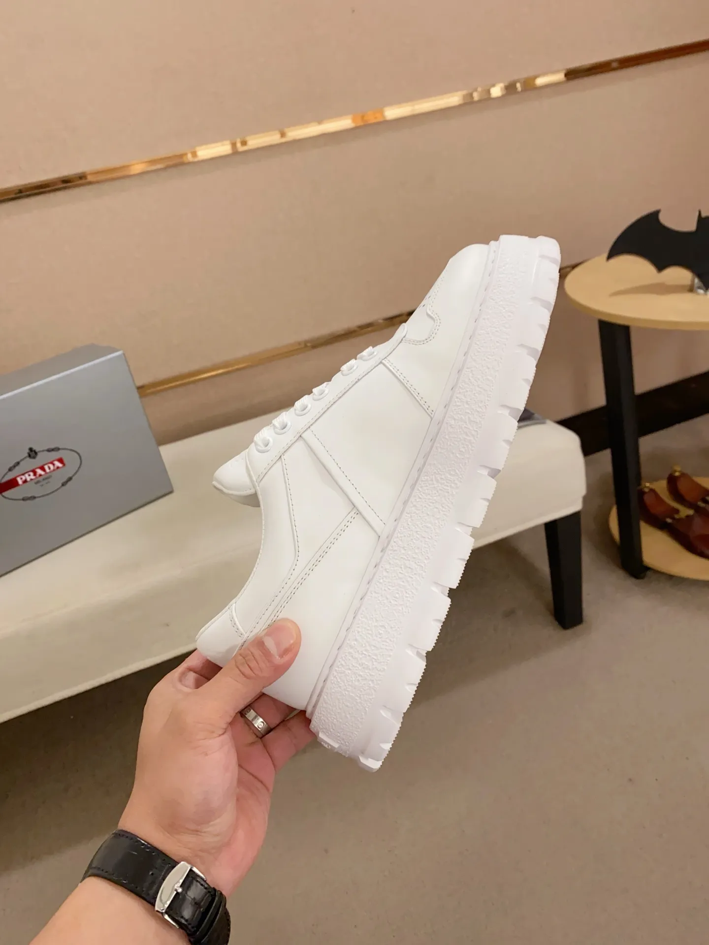 Men's shoes💰 620💰 ✔️✔️✔️Higher version High-quality new PRADA counters are launched simultaneously. The new men's shoes and 😘fabrics are selected from first-layer cowhide and are made by pure handicrafts. Lining: Full cowhide lining. 👍🏿 High-end ☄️ air-cushion molded anti-slip rubber outsole, exquisite lines, simple and elegant, comfortable and high-end for leisure travel. Code number: 38 to 44